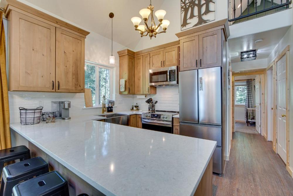 Unwind in Cle Elum Hot Tub and Cozy Fireplace!